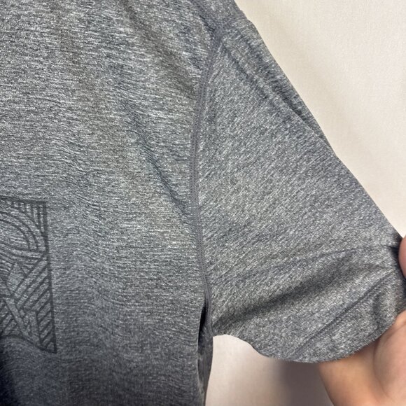 Vuori Graphic Performance Tee Men’s Medium Heather Gray Stretch V156 - Picture 2 of 6